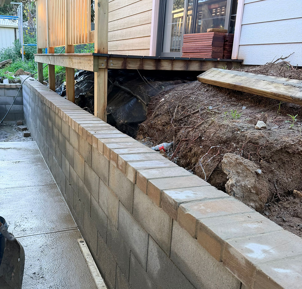 EASY LOCK BLOCK RETAINING WALL WITH TRADITIONAL BRICK CAPPING