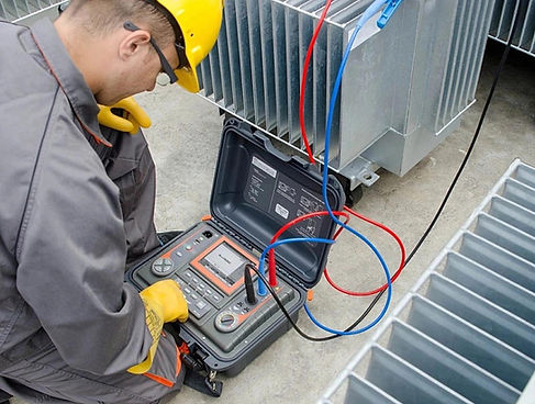 Instalación de charolas portacables y canalizaciones eléctricas