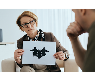 Psicóloga aplicando evaluación psicológica Rorschach