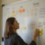 Businessfrau mit Strategie.jpg