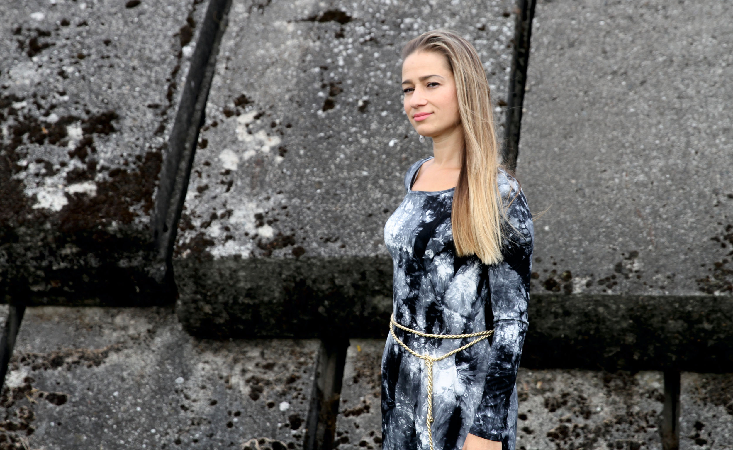 Šaty s volánem černá batika