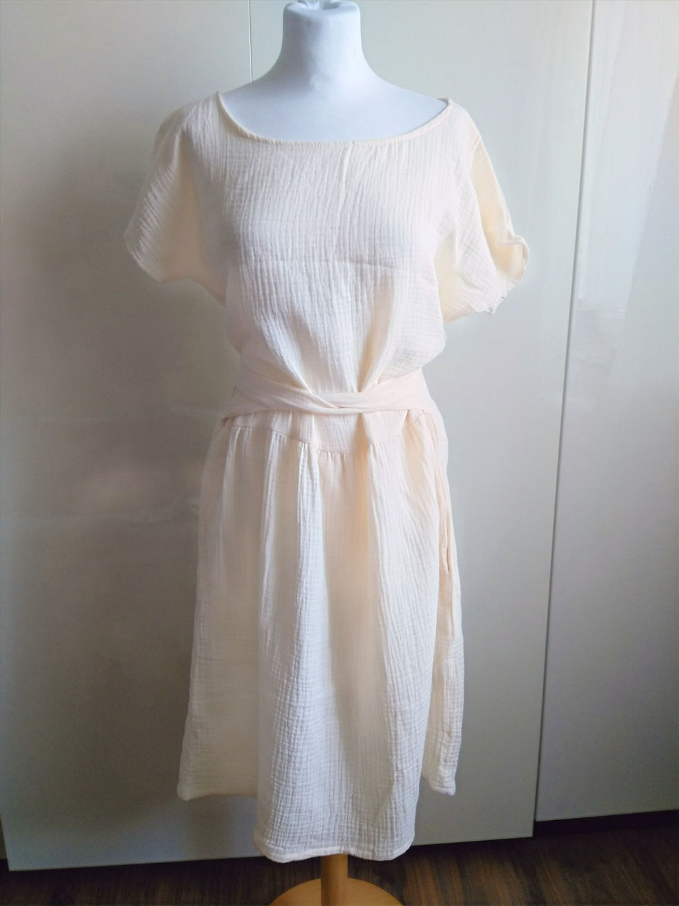 Mušelínové šaty s řasenou sukní Smetana