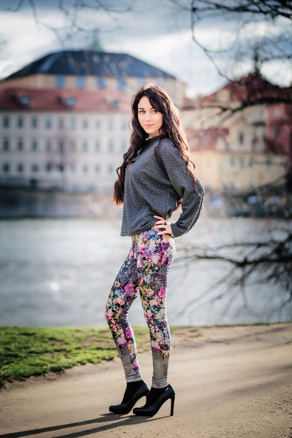 Mikina s plastickým puntíkem