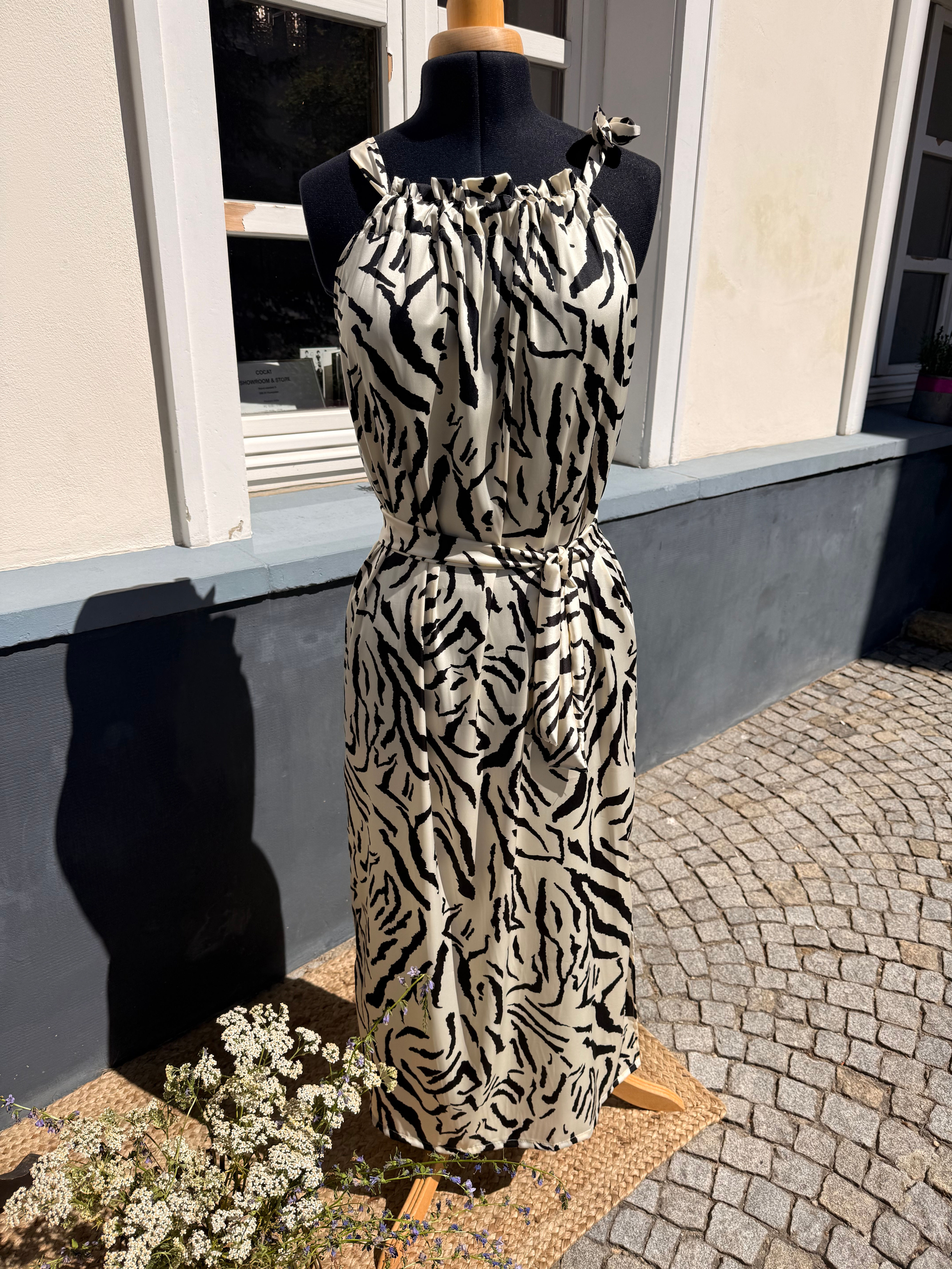 Šaty s hedvábným leskem Zebra dlouhé