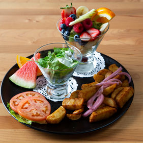 DEUX OEUFS BOL DE FRUITS