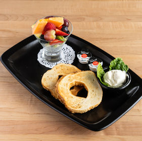 BAGEL FROMAGE À LA CRÈME AVEC FRUITS FRAIS