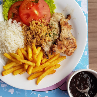 Aproveite o nosso a la minuta durante o almoço! De frango, gado, entrecot ou vegetariano!
