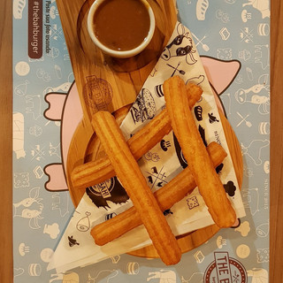 Também temos sobremesas, como este delicioso churros espanhol com doce de leite!
