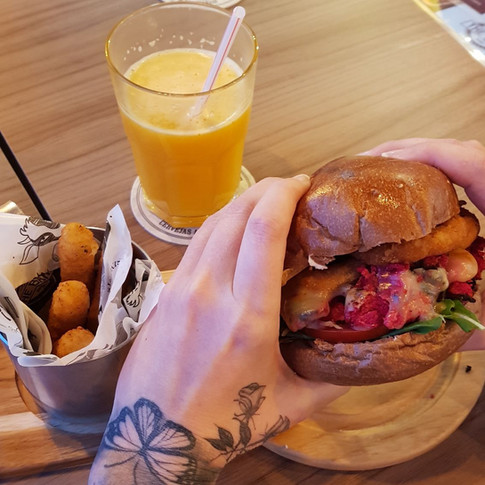 Delicioso hambúrguer vegetariano com suco de laranja e stick de queijo