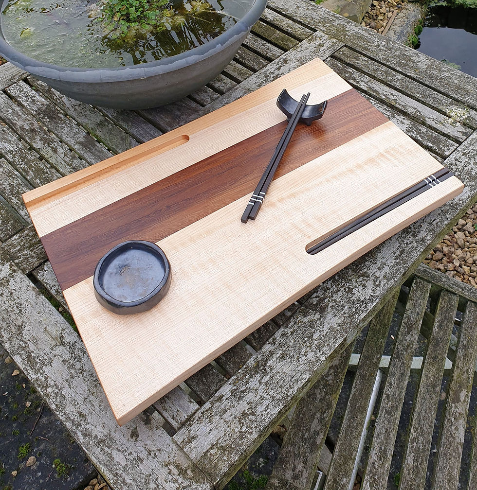 Sushiplank voor 2 personen (met chopsticks, sojasaus schoteltje en houder)