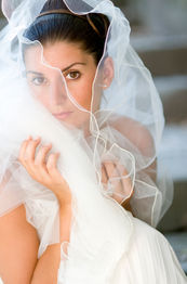 Belle mariée voilée regarde l'objectif, portrait mariage, Bédarieux et sa photographe.