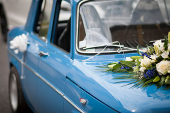 Belle voiture bleue décorée pour un mariage, avec fleurs et voile. Photographe mariage Béziers.