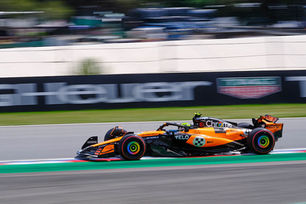 McLaren F1 orange rapide, bannière TAG HEUER, Grand Prix Formule 1.