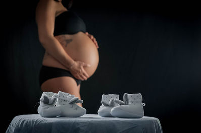 Femme enceinte et chaussons de bébé