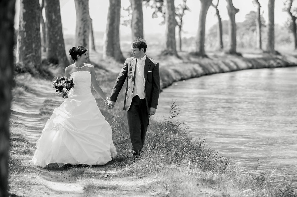 Vue à hauteur d’œil d’un pont sur le Canal du Midi à Béziers