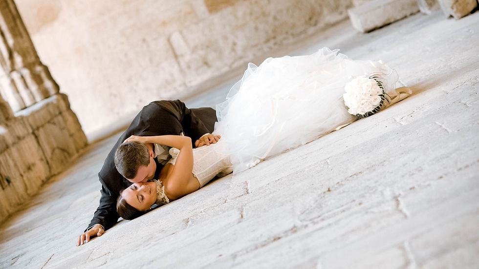 Vue en plongée d’un couple marchant dans une rue pavée de Béziers