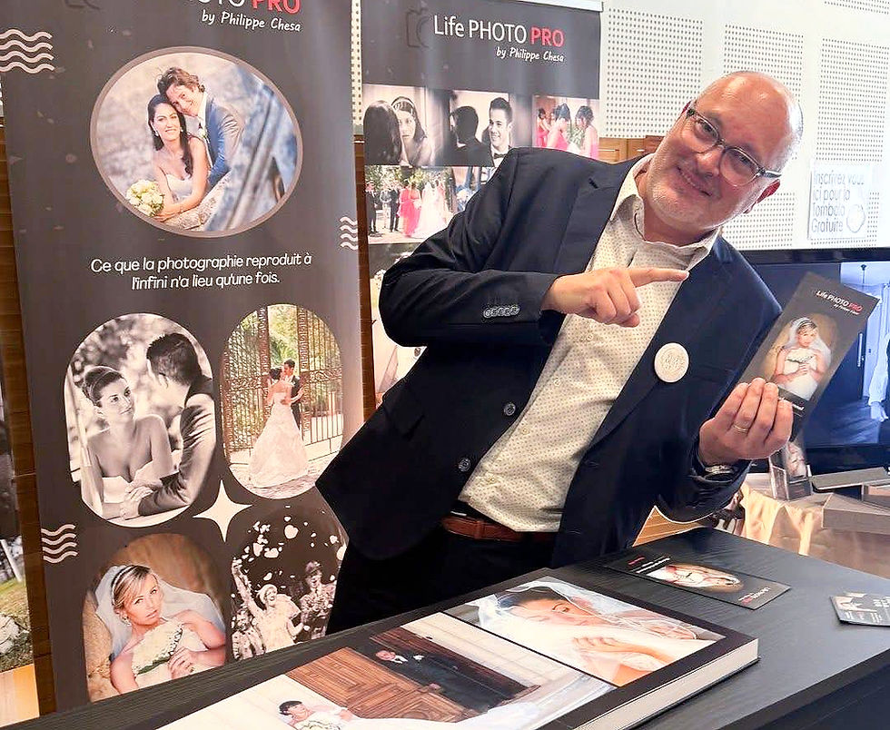 Vue rapprochée d’un appareil photo professionnel posé sur une table en bois