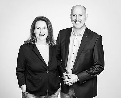 Zwei lächelnde Personen, Porträtfoto. Mann und Frau stehen nebeneinander, Portraifoto Blessing Architektur & Projektentwicklung