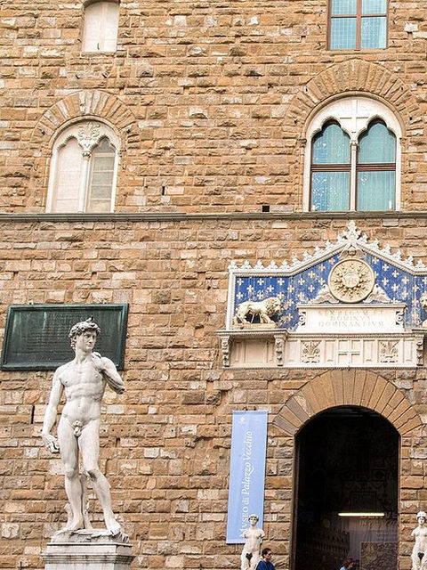 Palazzo Vecchio, Florence - exterior Peter K Burian, CC BY-SA 4.0 <https://creativecommons.org/licenses/by-sa/4.0>, via Wikimedia Commons