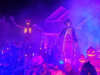 Inferno pumpkin waving to crowd at yard haunt