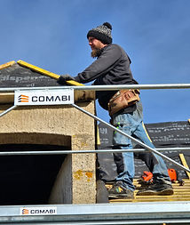 Julien (EMJ Menuiserie) sur un toit pour la rénovation d'une couverture