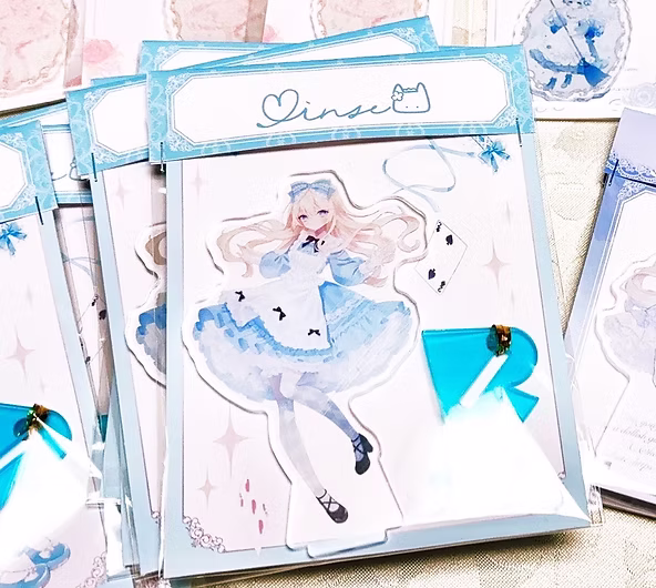アリス風少女のイラストが描かれたアクリルスタンド