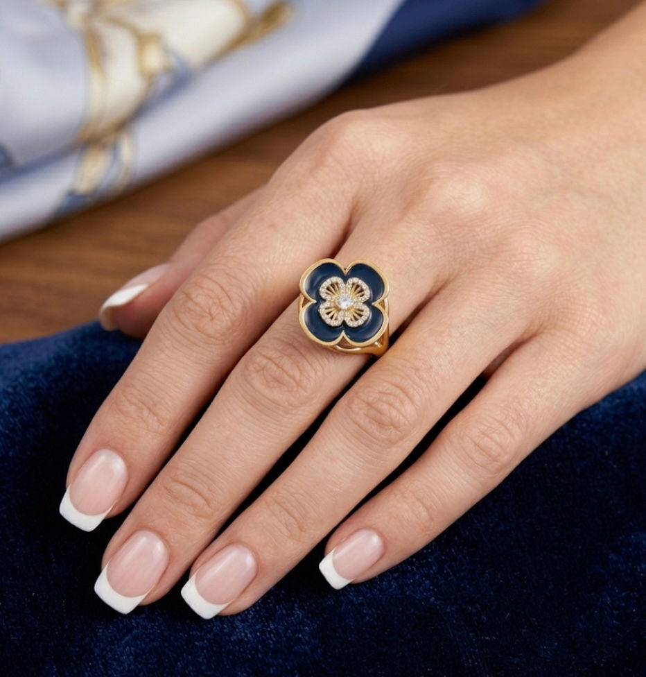Anello smaltato forma quadrifoglio