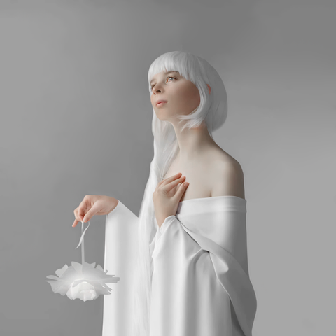 Portrait artistique de Otsuyu, yōkai féminin japonais, femme pâle aux cheveux blancs tenant une lanterne, évoquant un fantôme nocturne dans une esthétique minimaliste et brumeuse.