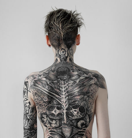 "Dissection" – Back view of a large-scale black and grey anatomical tattoo, blending bones, muscles, brain, and surreal figures into a detailed full-back composition. Tattoo created and inked by Delphine Cencig, tattoo artist and visual creator.
Masterpiece executed in 4 days – Delphine Cencig