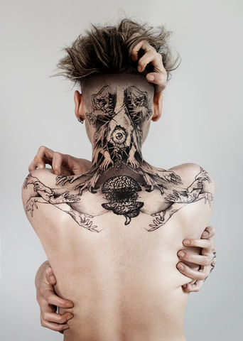 Surreal anatomical tattoo featuring an all-seeing eye, interlaced hands, and a halved brain — a reflection on perception and control. Tattoo by Delphine Cencig, French artist based in Montenegro.