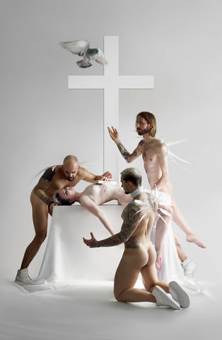 “Le Tombeau” Collection | L'Evangile 2.0 – Conceptual fine art photograph by Delphine Cencig. Four partially nude male figures, tattooed and wearing white elements, surround and support a lifeless woman laid on a white altar. A white cross and a flying dove appear in the background. The image evokes sacrifice, mourning, and spiritual tension through contemporary symbolism.