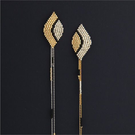 Boucles d'oreilles modulables en perles Miyuki - Isabelle Storms - Bijoux artisanaux tissés à la main - bijoux graphiques et délicats - Tissage perles miyuki - Boucles d'oreilles modulables • Perles Miyuki • Bijoux contemporains • Élégance • Mouvement • Légèreté
