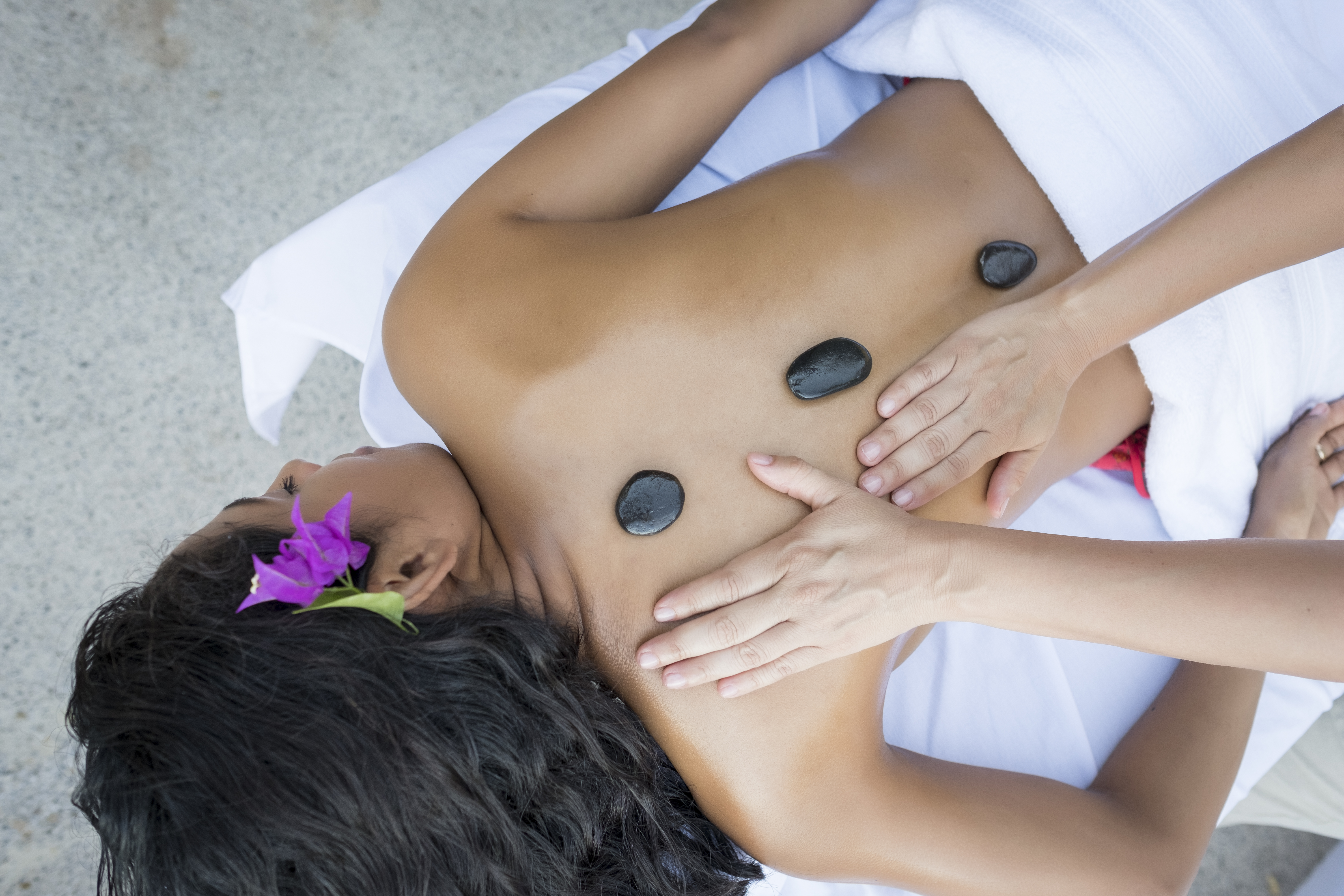 Massage aux pierres chaudes