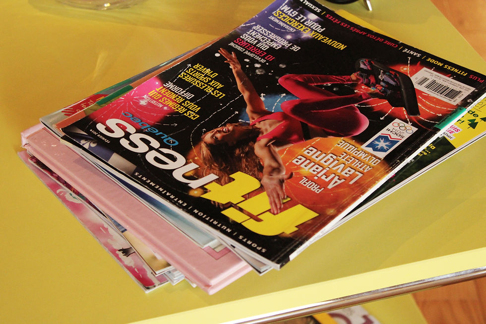 Magazines rétro en décoration dans le studio de Pilates Dr. Core, reflétant l’ambiance authentique et inspirante