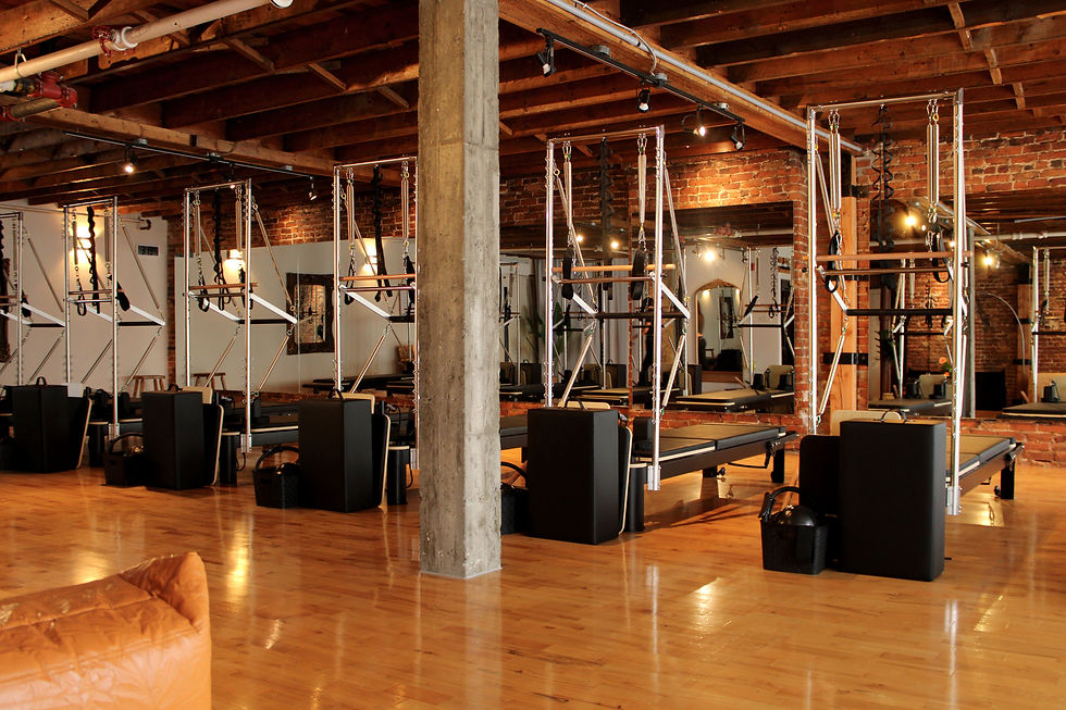 Machines Pilates Reformer dans le studio Dr. Core à Québec, prêtes pour l'entraînement