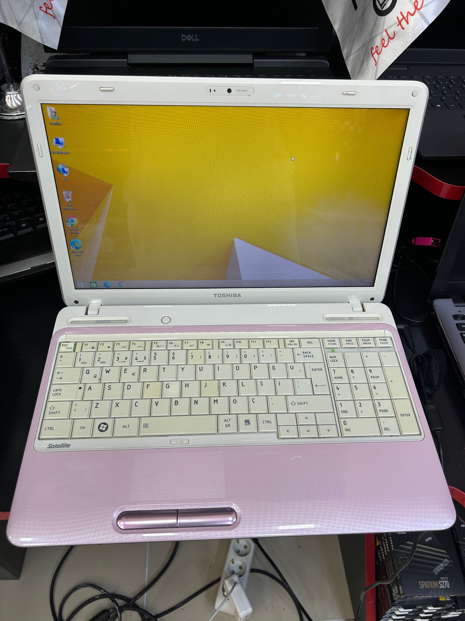 Toshiba i3-370M HD5450 4GB RAM 500GB 15.6" Notebook (Özel Renk)