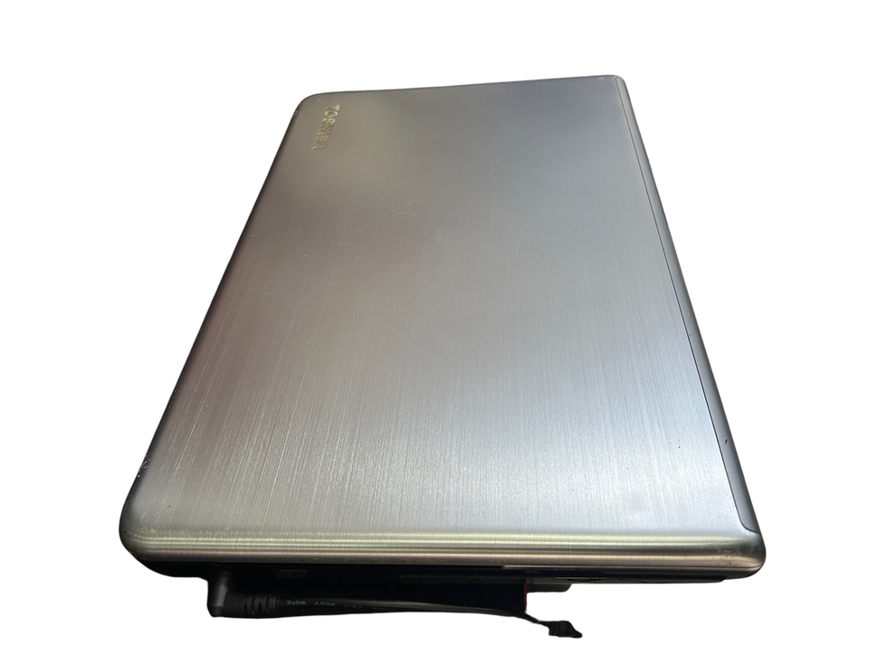 Küçük resim: Toshiba Satellite S70 i7-4700MQ 16GB RAM GT740 256GB SSD 17.3" FHD Notebook