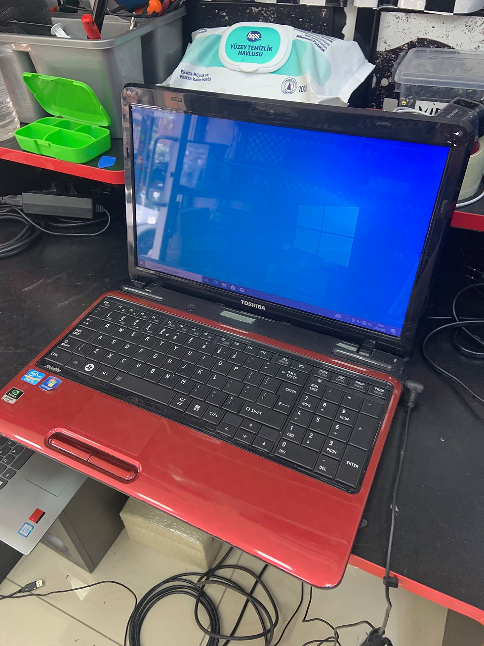 Küçük resim: Toshiba Satellite L755 i5-2410M GT525M 8GB RAM 160 GB 15.6 Notebook PC