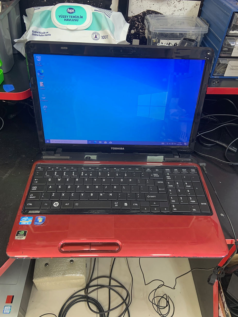 Küçük resim: Toshiba Satellite L755 i5-2410M GT525M 8GB RAM 160 GB 15.6 Notebook PC