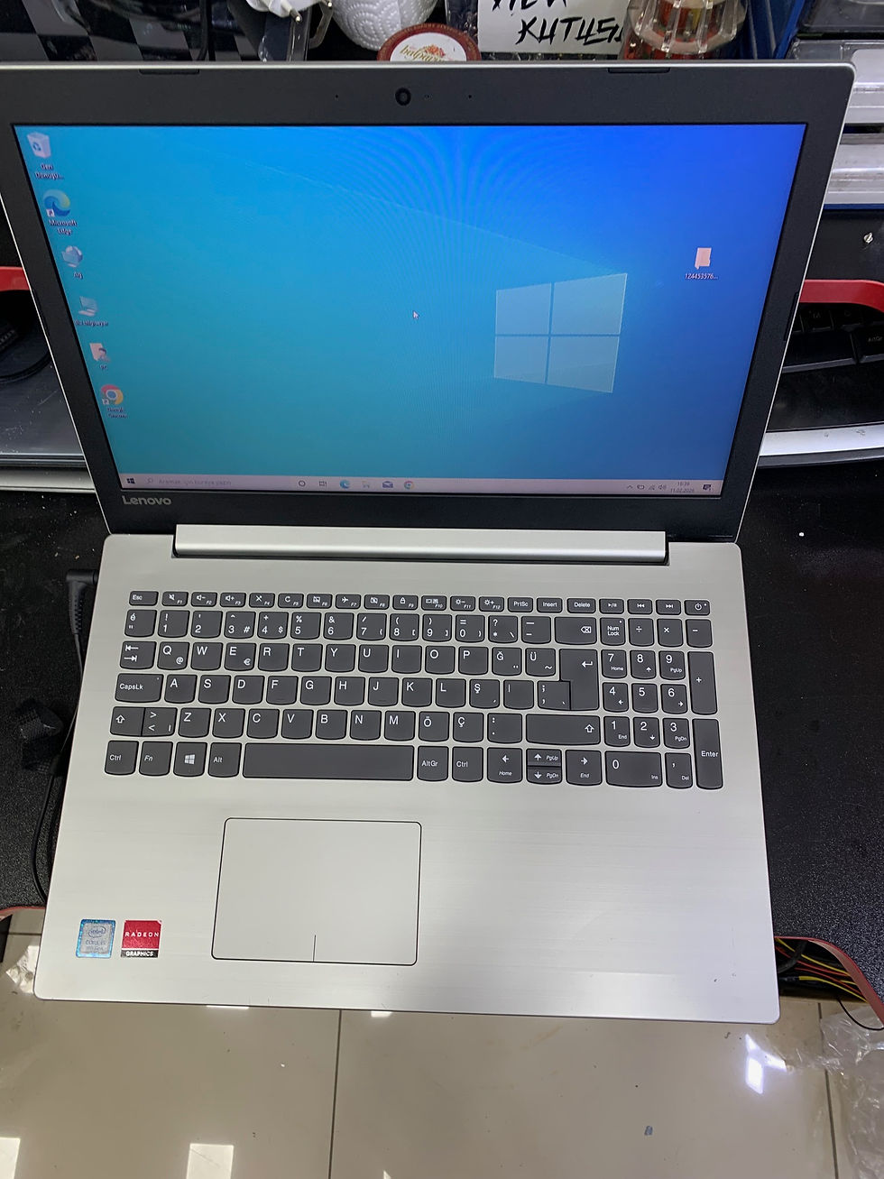 Küçük resim: Lenovo IdeaPad 320 i5-8250U Radeon 530 8GB RAM 256GB SSD 15.6" Laptop