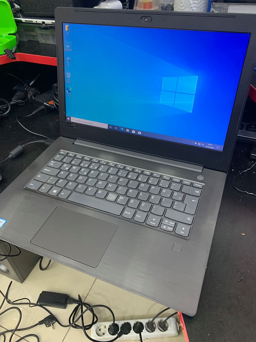 Küçük resim: Lenovo V330 i7-8550U Radeon 530 8GB RAM 256GB SSD 14" FHD Laptop