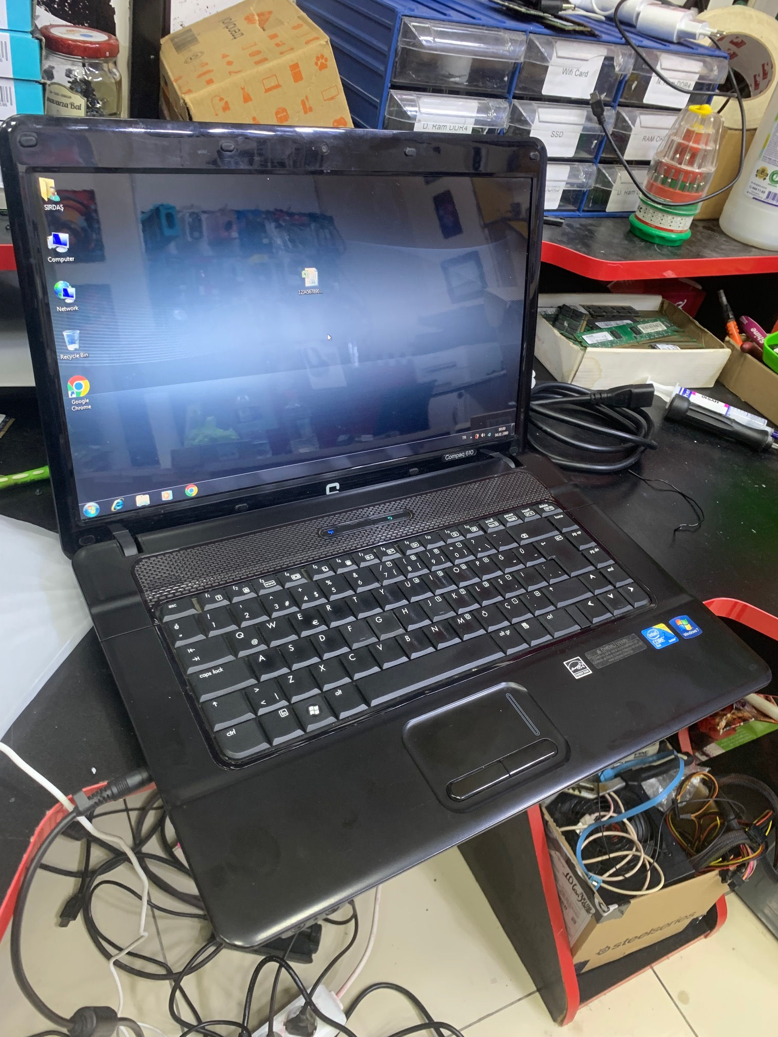 HP Compaq T5870 4GB Ram 320 GB 15.6"Notebook