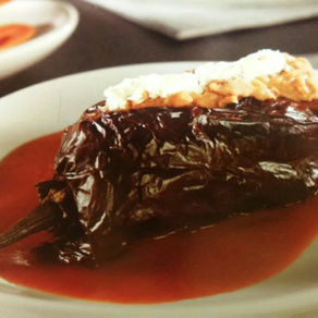 Chile ancho relleno de frijoles y queso de almendras