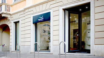 Centro estetico · Estetica avanzata · Vetrina · Insegna luminosa · Immagine coordinata · Brand identity · Professionalità · Contesto urbano · Visibilità