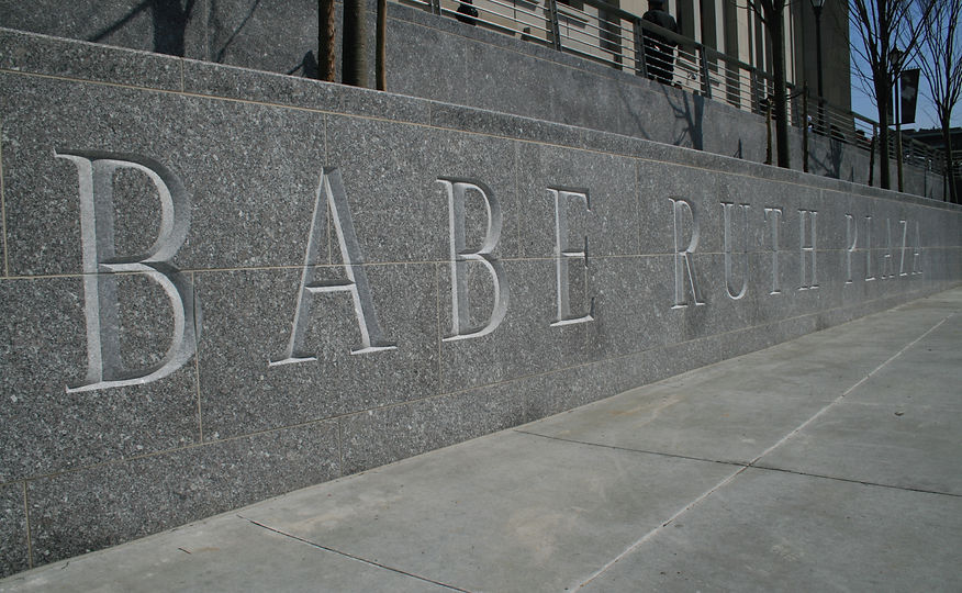 Sculpture à la main, Babe Ruth Plaza