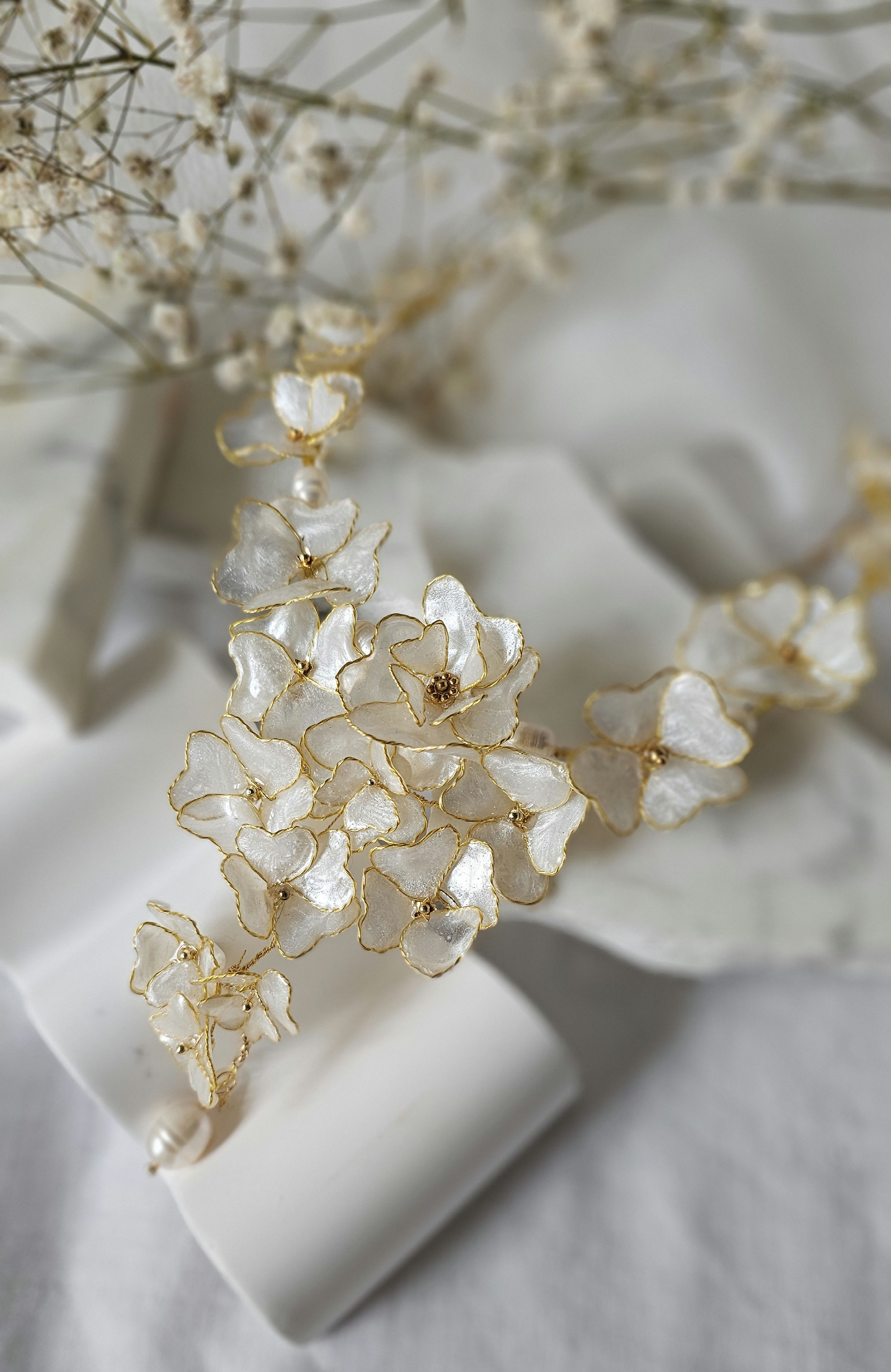 collier de mariée fleurs nacrées