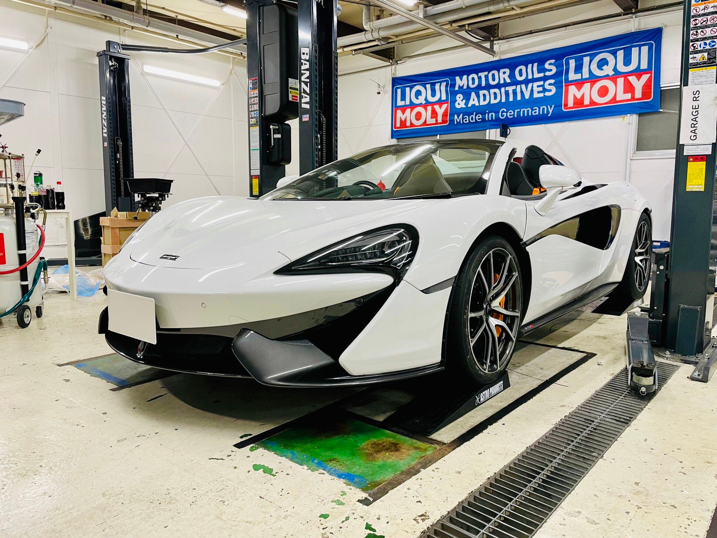 マクラーレン 570Sスパイダーのタイヤ交換作業 ピレリP-ZERO TrofeoR装着(マクラーレン承認タイヤMC)