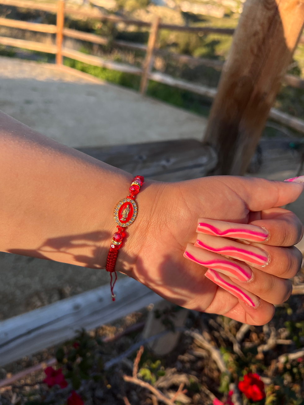 Virgencita pulsera en hilo rojo