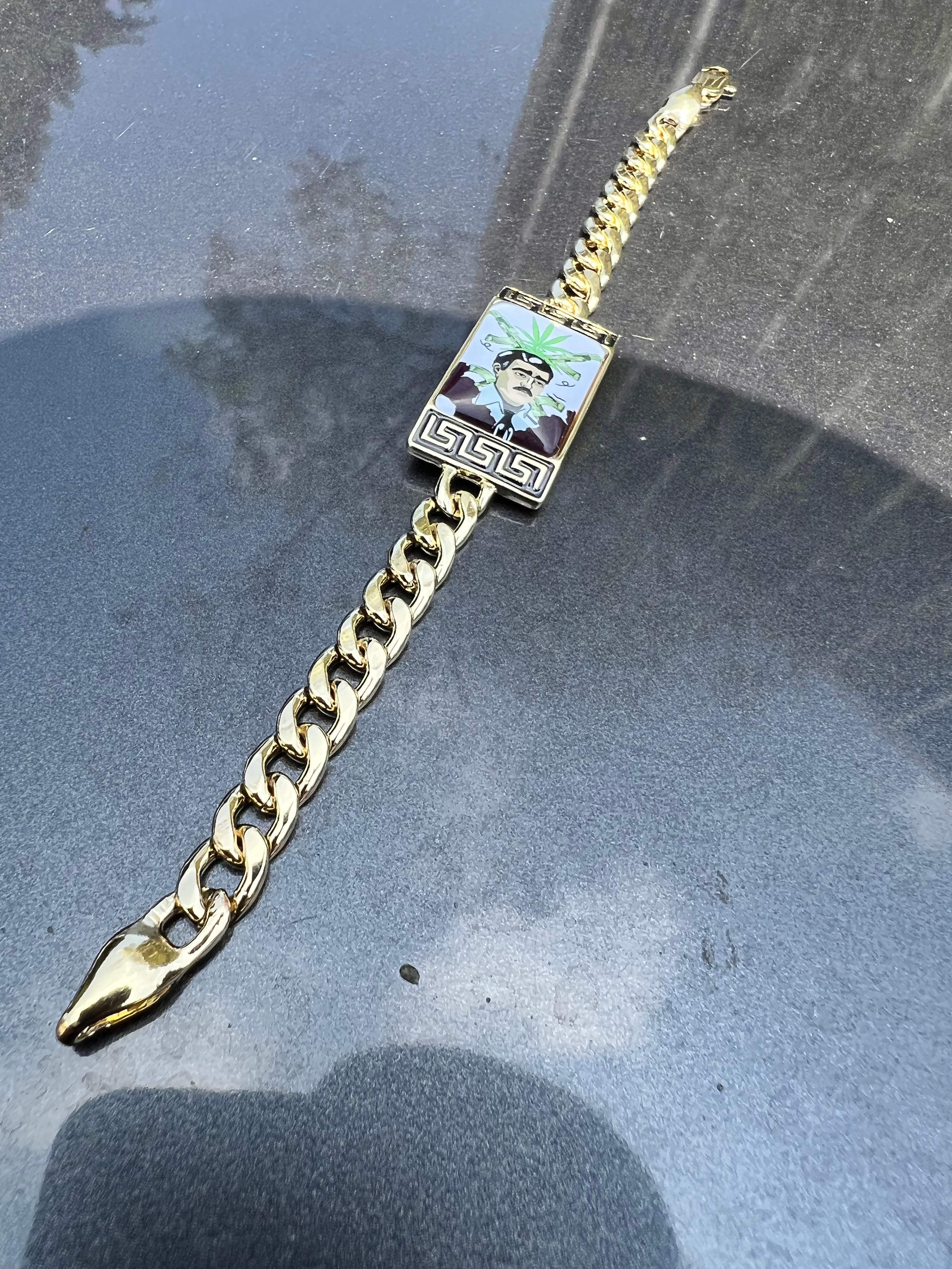 Esclava de Malverde con mota y Pistolas