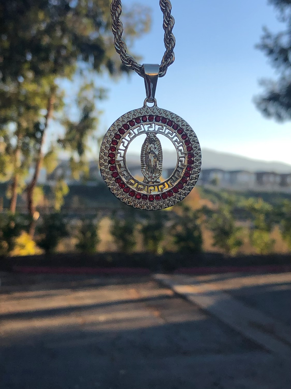 Virgencita con piedras rojas